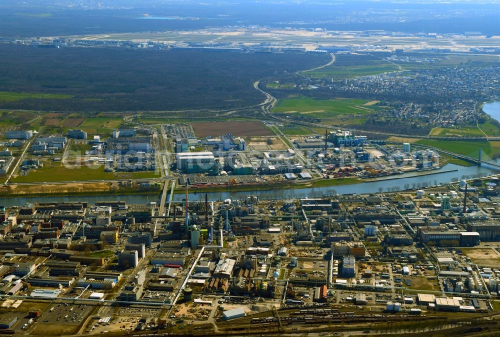 Aerial photograph Frankfurt am Main - Refinery equipment and management systems on the factory premises of the chemical manufacturers Industriepark Hoechst on Brueningstrasse in the district Hoechst in Frankfurt in the state Hesse, Germany