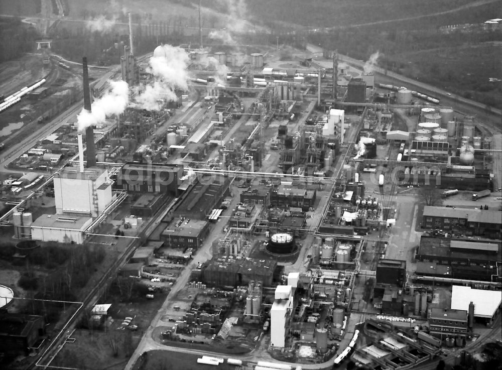 Aerial photograph Moers - Refinery equipment and management systems on the factory premises of the mineral oil manufacturers of Eurotec Technologie Park in Moers in the state North Rhine-Westphalia, Germany