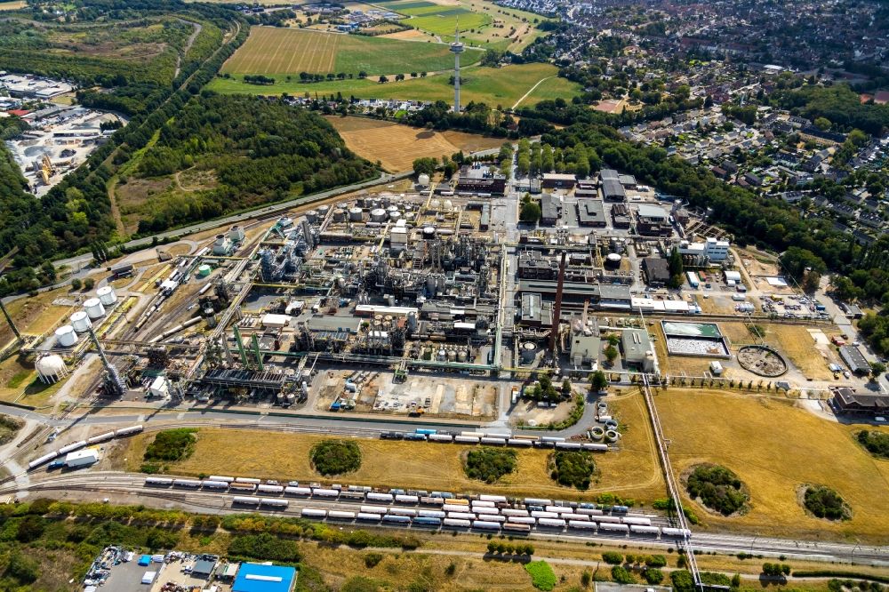 Moers from the bird's eye view: Refinery equipment and management systems on the factory premises of the mineral oil manufacturers of Eurotec Technologie Park in Moers in the state North Rhine-Westphalia, Germany