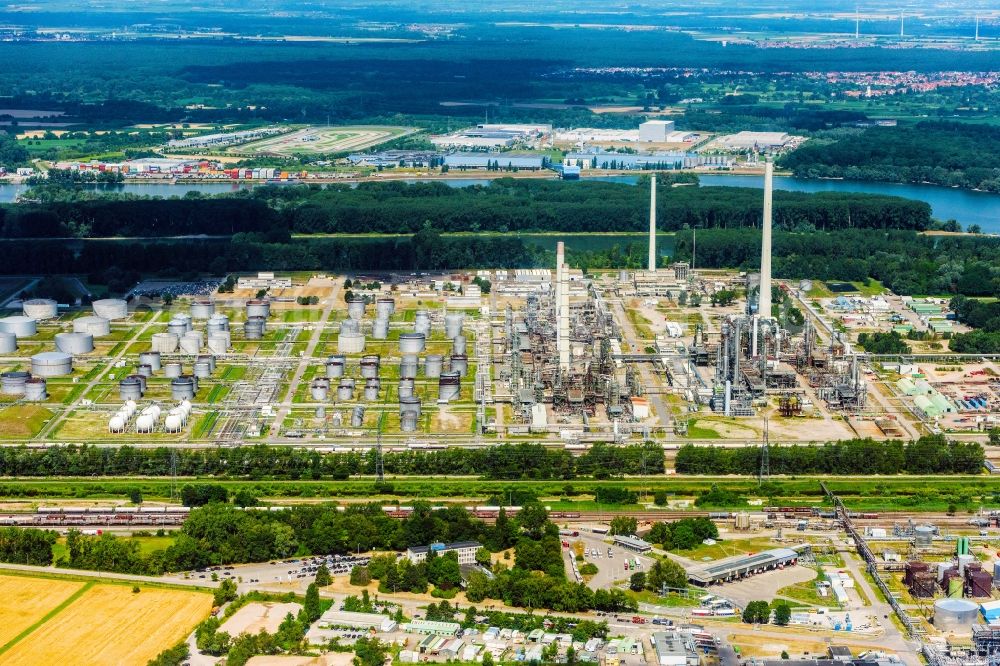 Aerial image Karlsruhe - Refinery equipment and management systems on the factory premises of the mineral oil manufacturers Mineraloelraffinerie Oberrhein on Noerdliche Raffineriestrasse in the district Knielingen in Karlsruhe in the state Baden-Wuerttemberg, Germany