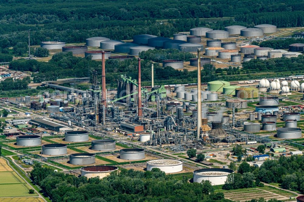 Karlsruhe from above - Refinery equipment and management systems on the factory premises of the mineral oil manufacturers MiRO Mineraloelraffinerie Oberrhein GmbH & Co. KG in Karlsruhe in the state Baden-Wuerttemberg, Germany