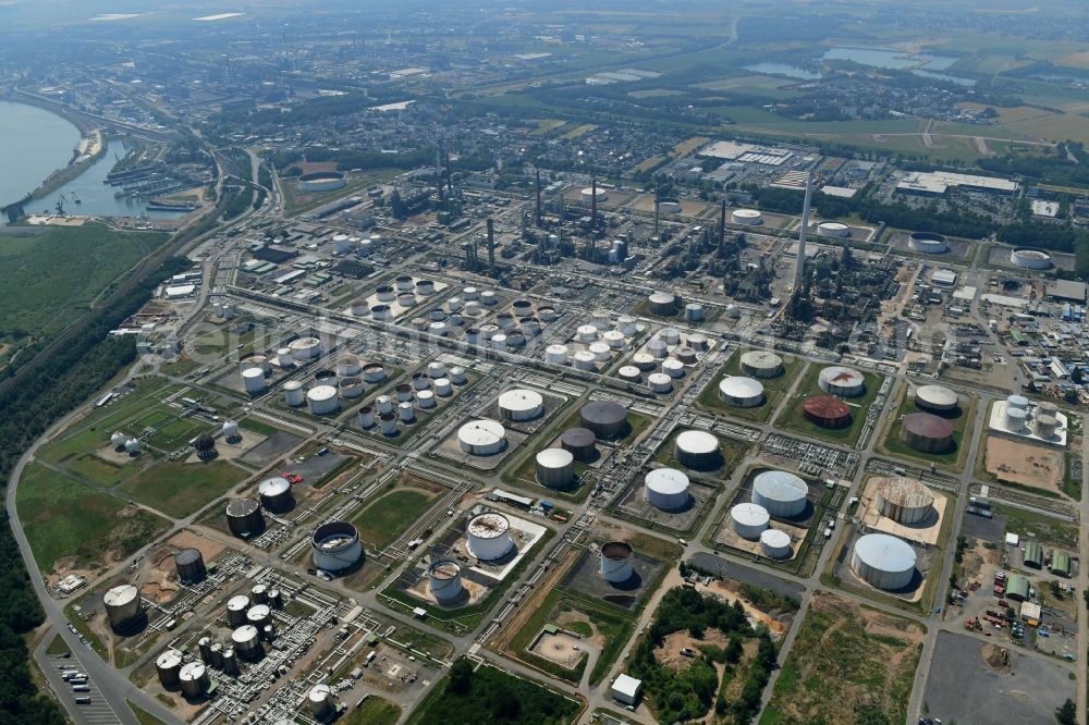 Aerial image Köln - Refinery equipment and management systems on the factory premises of the mineral oil manufacturers of Rheinland Raffinerie in the district Godorf in Cologne in the state North Rhine-Westphalia, Germany