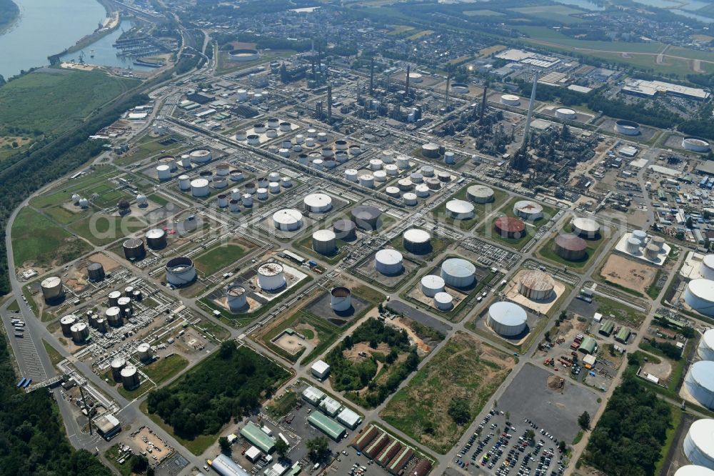 Aerial photograph Köln - Refinery equipment and management systems on the factory premises of the mineral oil manufacturers of Rheinland Raffinerie in the district Godorf in Cologne in the state North Rhine-Westphalia, Germany