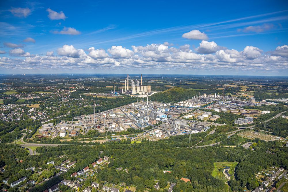 Aerial image Gelsenkirchen - Refinery equipment and management systems on the factory premises of the mineral oil manufacturers Ruhr Oel GmbH - Sabic in the district Scholven in Gelsenkirchen in the state North Rhine-Westphalia, Germany