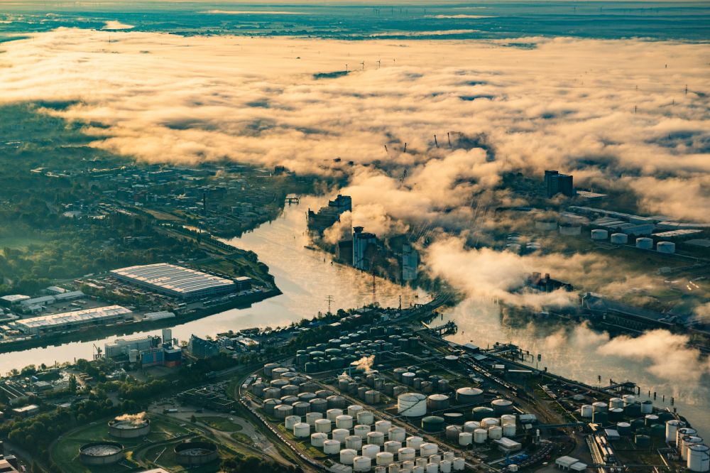 Aerial photograph Hamburg - Refining plants and pipeline systems at the plant site of the mineral oil producer Shell in Hamburg Kattwyk / Hohe Schaar