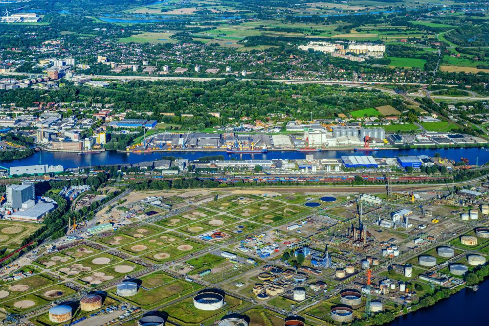 Hamburg from above - Refinery equipment and management systems on the factory premises of the mineral oil manufacturers Shell in Hamburg, Germany