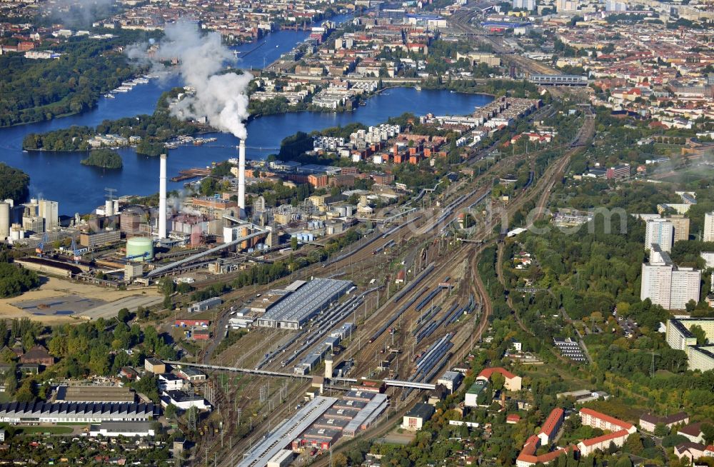 Berlin from the bird's eye view: View of the railway yard and depot Rummelsburg of the Deutsche Bahn AG in Berlin - Lichtenberg. Also visible is the comibined heat and power station Klingenberg of the Vattenfall Europe AG at Koepenicker Chaussee on the banks of the river Spree