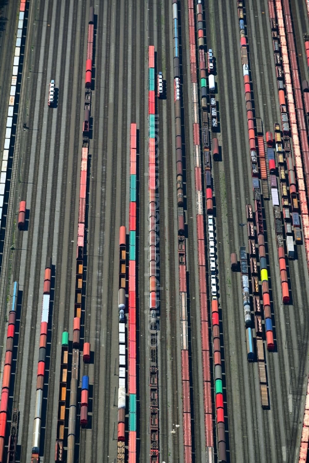 Seelze from the bird's eye view: Marshalling yard and freight station of the Deutsche Bahn in the district Harenberg in Seelze in the state Lower Saxony, Germany