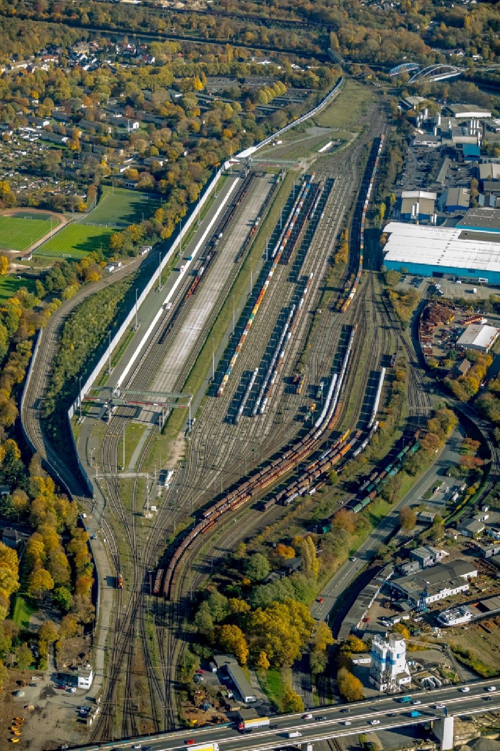 Duisburg from the bird's eye view: Marshalling yard and freight station of the Deutsche Bahn in the district Meiderich-Beeck in Duisburg in the state North Rhine-Westphalia, Germany