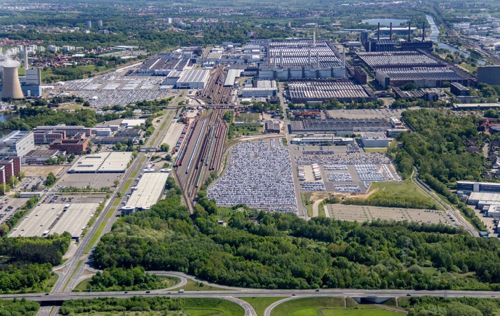 Wolfsburg from above - Marshalling yard and freight station of the Deutsche Bahn in Wolfsburg near the parking area of VW Volkswagen Factory in the state Lower Saxony