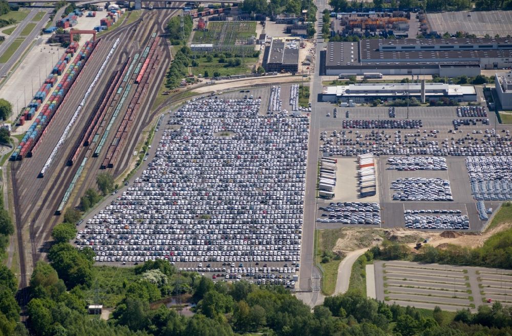 Wolfsburg from the bird's eye view: Marshalling yard and freight station of the Deutsche Bahn in Wolfsburg near the parking area of VW Volkswagen Factory in the state Lower Saxony