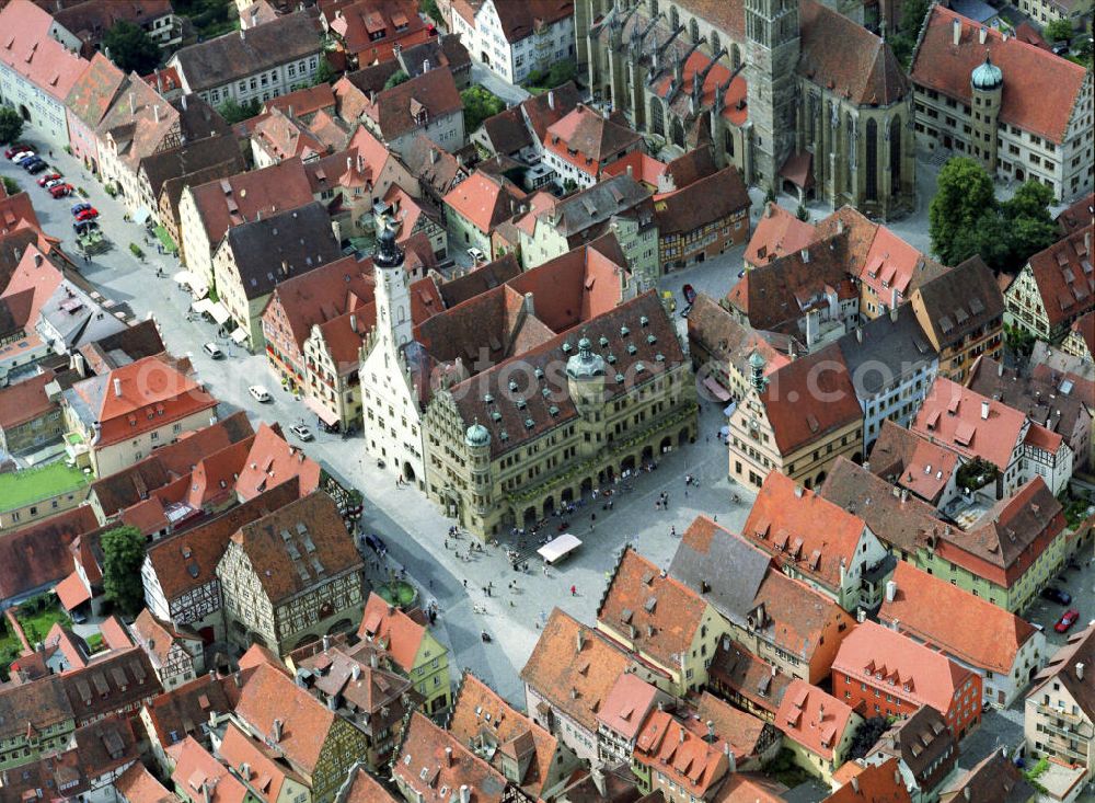 Aerial photograph Rothenburg ob der Tauber - Blick auf den Marktplatz mit Rathaus. Das im Renaissancestil erbaute Vorderteil wurde 1572 - 1578 errichtet, während das gotische Hinterteil des Rathauses aus dem 13. / 14. Jahrhundert stammt. Die Rathaus gilt als eines der schönsten in Süddeutschland.