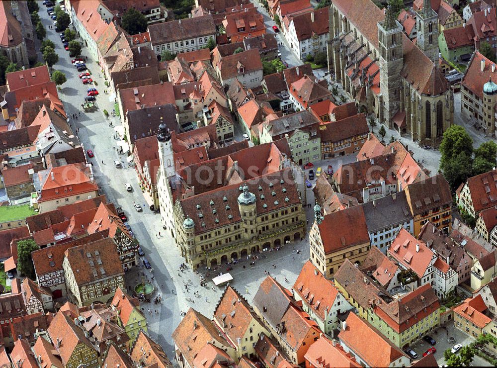 Rothenburg ob der Tauber from above - Blick auf den Marktplatz mit Rathaus. Das im Renaissancestil erbaute Vorderteil wurde 1572 - 1578 errichtet, während das gotische Hinterteil des Rathauses aus dem 13. / 14. Jahrhundert stammt. Die Rathaus gilt als eines der schönsten in Süddeutschland.