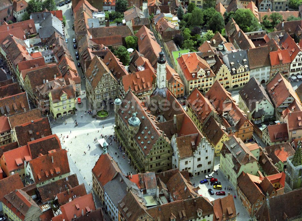 Rothenburg ob der Tauber from the bird's eye view: Blick auf den Marktplatz mit Rathaus. Das im Renaissancestil erbaute Vorderteil wurde 1572 - 1578 errichtet, während das gotische Hinterteil des Rathauses aus dem 13. / 14. Jahrhundert stammt. Die Rathaus gilt als eines der schönsten in Süddeutschland.