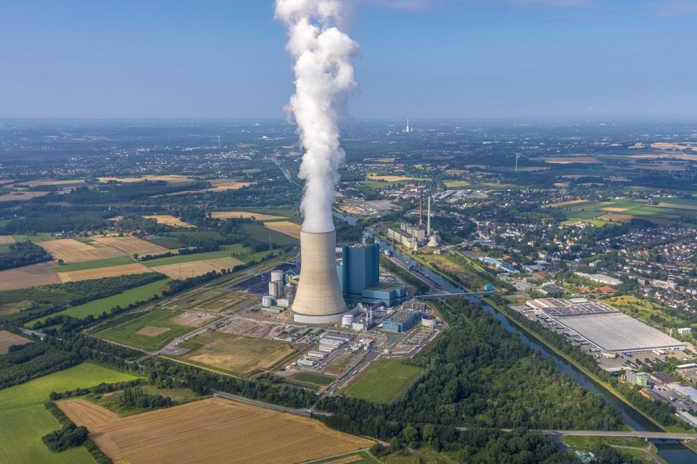 Datteln from the bird's eye view: Plume of smoke on the power plant and exhaust tower of the coal-fired cogeneration plant Datteln 4 Uniper Kraftwerk Im Loeringhof on the Dortmund-Ems Canal in Datteln at Ruhrgebiet in the state North Rhine-Westphalia, Germany