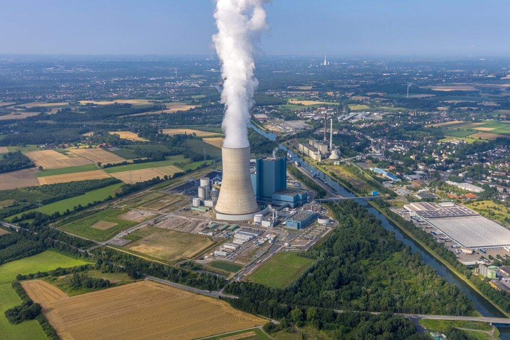Aerial image Datteln - Plume of smoke on the power plant and exhaust tower of the coal-fired cogeneration plant Datteln 4 Uniper Kraftwerk Im Loeringhof on the Dortmund-Ems Canal in Datteln at Ruhrgebiet in the state North Rhine-Westphalia, Germany