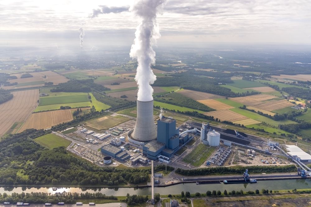 Aerial photograph Datteln - Plume of smoke on the power plant and exhaust tower of the coal-fired cogeneration plant Datteln 4 Uniper Kraftwerk Im Loeringhof on the Dortmund-Ems Canal in Datteln at Ruhrgebiet in the state North Rhine-Westphalia, Germany