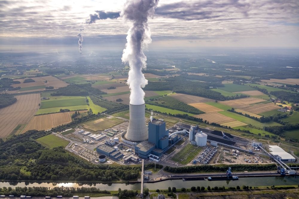 Datteln from above - Plume of smoke on the power plant and exhaust tower of the coal-fired cogeneration plant Datteln 4 Uniper Kraftwerk Im Loeringhof on the Dortmund-Ems Canal in Datteln at Ruhrgebiet in the state North Rhine-Westphalia, Germany