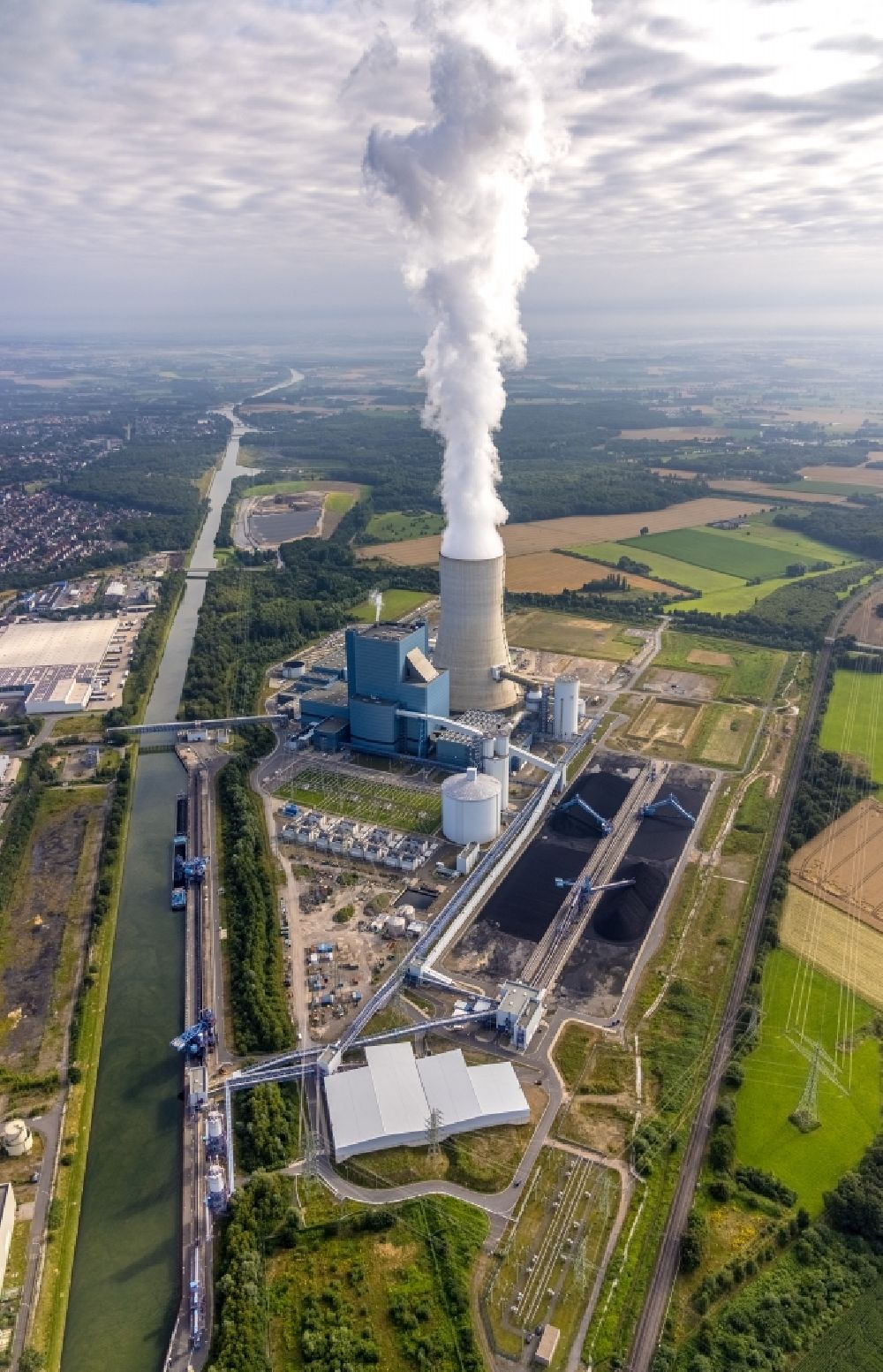 Aerial photograph Datteln - Plume of smoke on the power plant and exhaust tower of the coal-fired cogeneration plant Datteln 4 Uniper Kraftwerk Im Loeringhof on the Dortmund-Ems Canal in Datteln at Ruhrgebiet in the state North Rhine-Westphalia, Germany