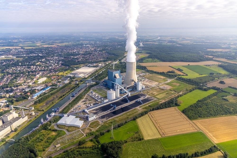 Datteln from above - Plume of smoke on the power plant and exhaust tower of the coal-fired cogeneration plant Datteln 4 Uniper Kraftwerk Im Loeringhof on the Dortmund-Ems Canal in Datteln at Ruhrgebiet in the state North Rhine-Westphalia, Germany