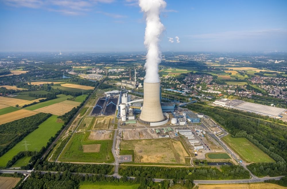 Aerial image Datteln - Plume of smoke on the power plant and exhaust tower of the coal-fired cogeneration plant Datteln 4 Uniper Kraftwerk Im Loeringhof on the Dortmund-Ems Canal in Datteln at Ruhrgebiet in the state North Rhine-Westphalia, Germany