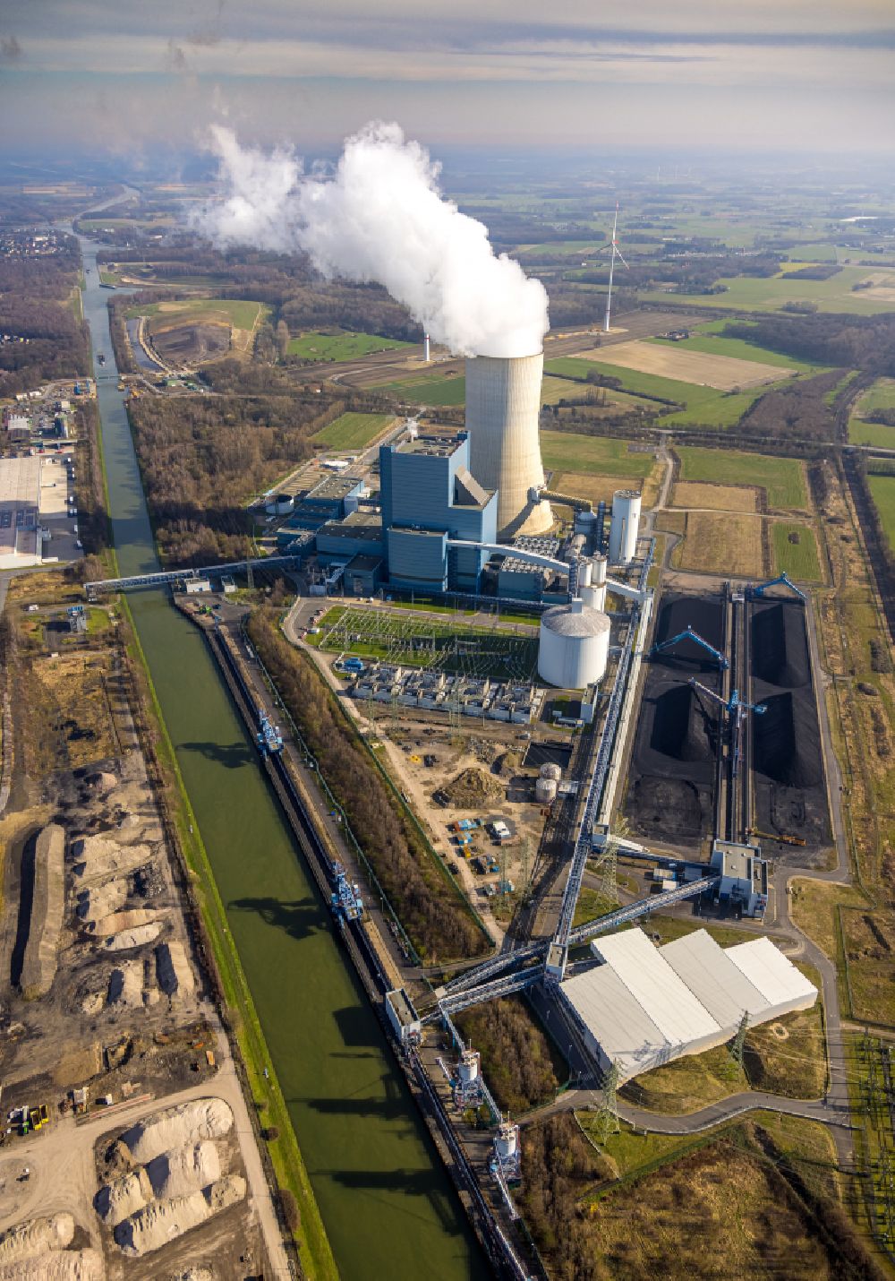Datteln from the bird's eye view: Plume of smoke on the power plant and exhaust tower of the coal-fired cogeneration plant Datteln 4 Uniper Kraftwerk Im Loeringhof on the Dortmund-Ems Canal in Datteln at Ruhrgebiet in the state North Rhine-Westphalia, Germany