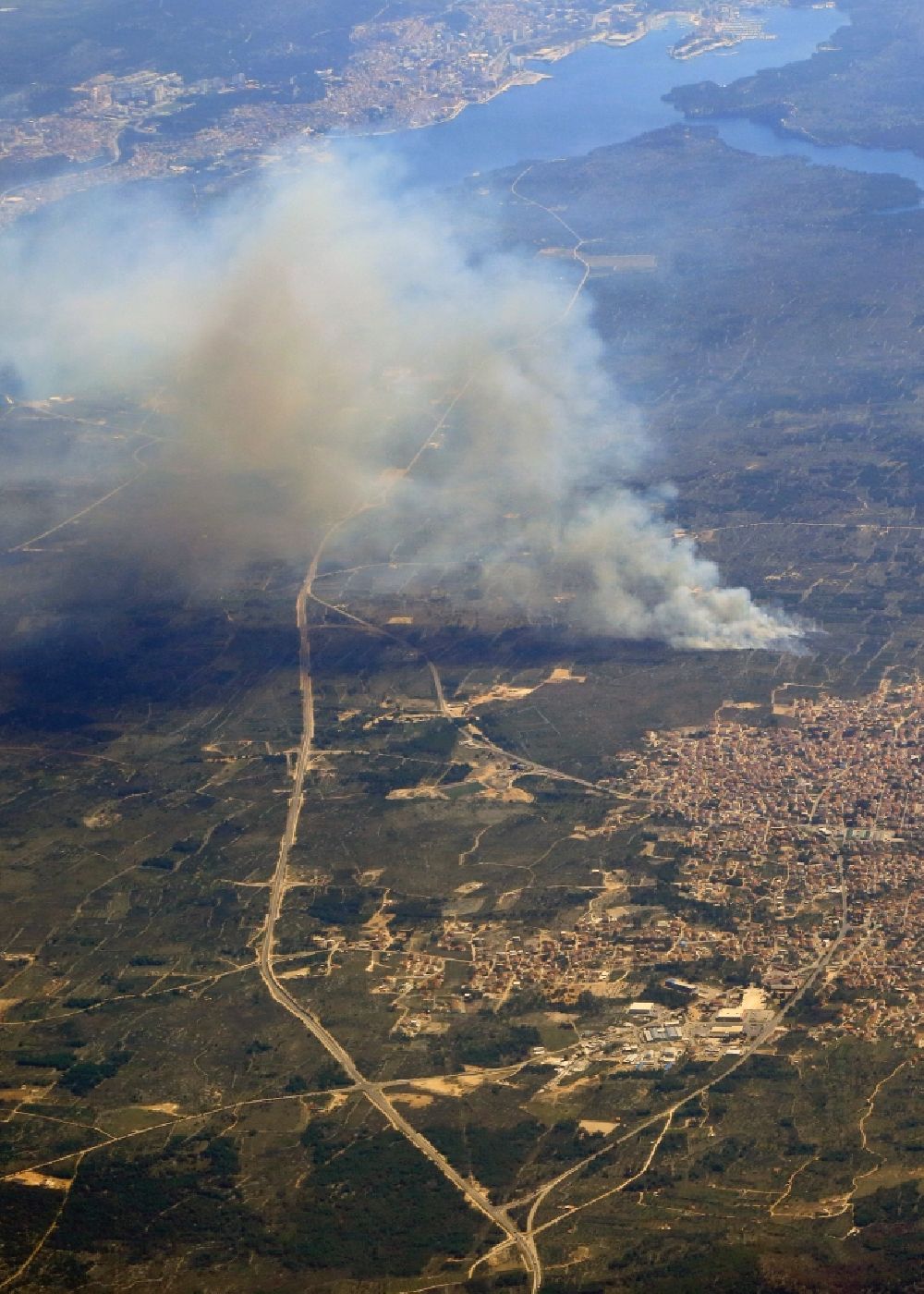 Aerial photograph Vodice - Smoke clouds by a great fire in the forest next to Vodice at the Mediterranean Sea in Sibensko-kninska zupanija, Croatia