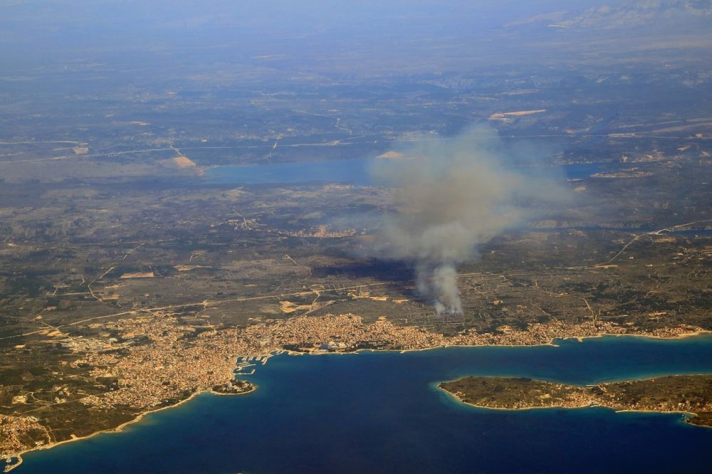 Vodice from the bird's eye view: Smoke clouds by a great fire in the forest next to Vodice at the Mediterranean Sea in Sibensko-kninska zupanija, Croatia