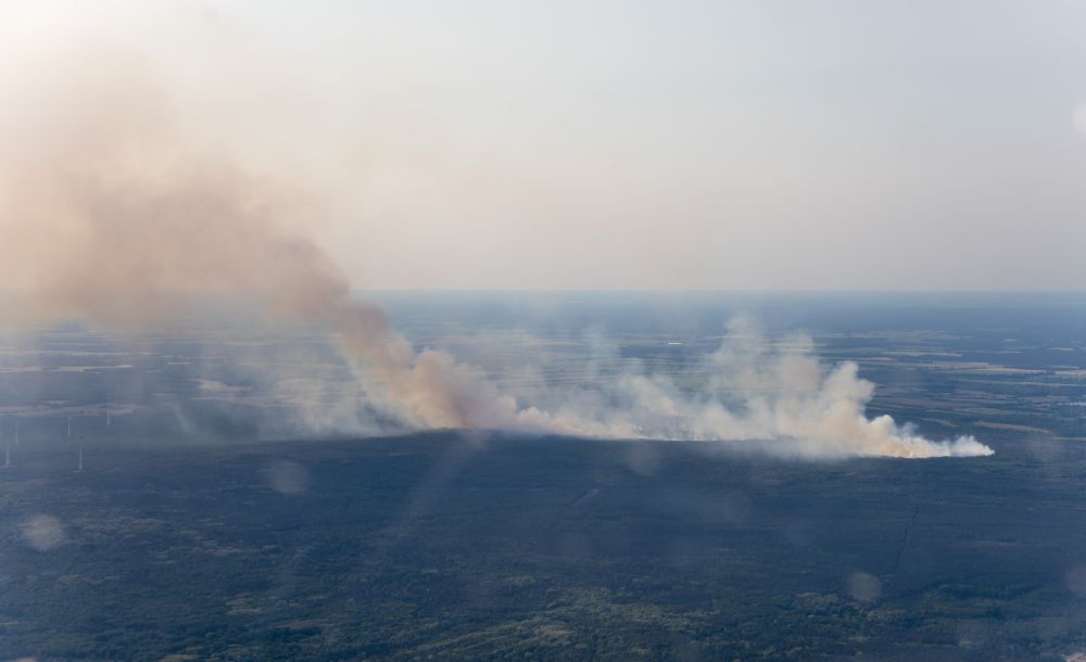 Aerial photograph Jüterbog - Smoke clouds by the Great Fire - destroyed forest fire tree population in a wooded area - forest terrain in the district Werder in Jueterbog in the state Brandenburg, Germany
