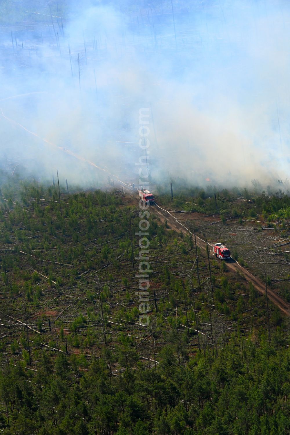 Treuenbrietzen from the bird's eye view: Smoke clouds by the Great Fire - destroyed forest fire tree population in a wooded area - forest terrain in the district Bardenitz in Treuenbrietzen in the state Brandenburg, Germany