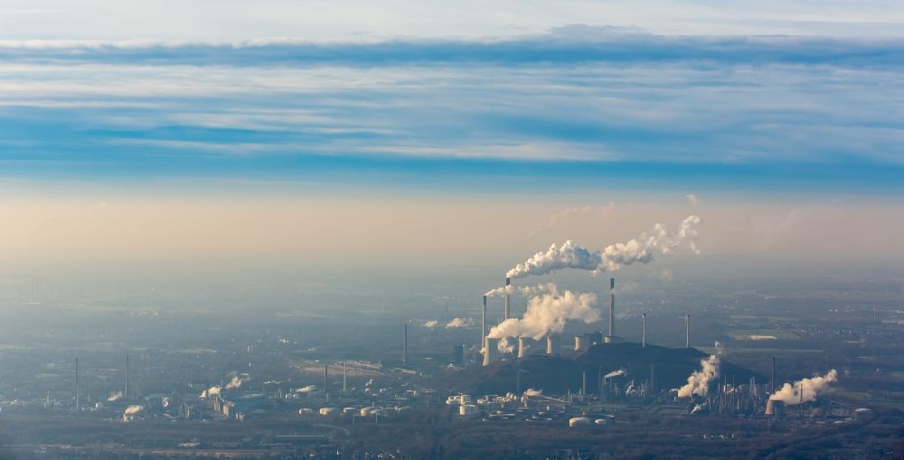 Aerial photograph Gelsenkirchen - Smoke and silhouette of the power plant Scholven in Gelsenkirchen in the state of North Rhine-Westphalia
