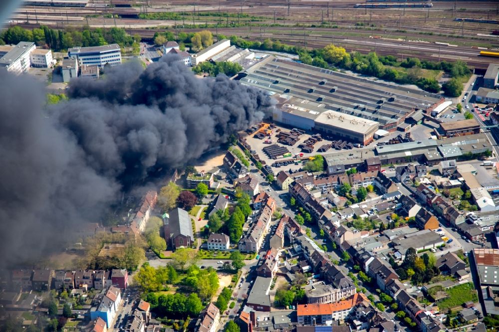Hamm from the bird's eye view: Smoke clouds over the Fire Ruin the buildings and halls of the WDI - Westfaelische Drahtindustrie GmbH in Hamm in the state North Rhine-Westphalia, Germany