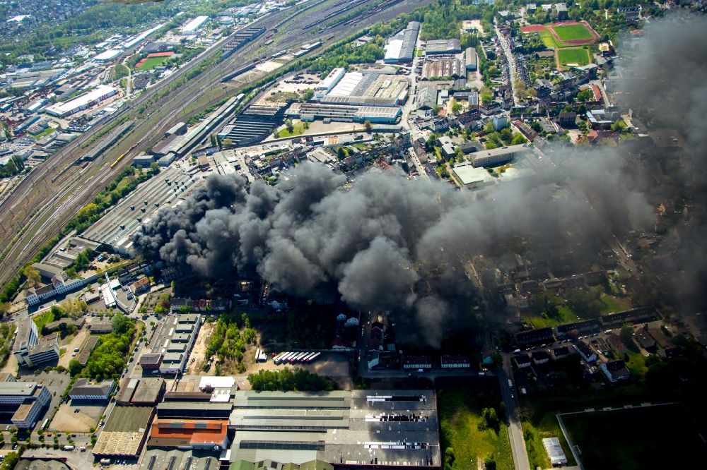 Aerial photograph Hamm - Smoke clouds over the Fire Ruin the buildings and halls of the WDI - Westfaelische Drahtindustrie GmbH in Hamm in the state North Rhine-Westphalia, Germany