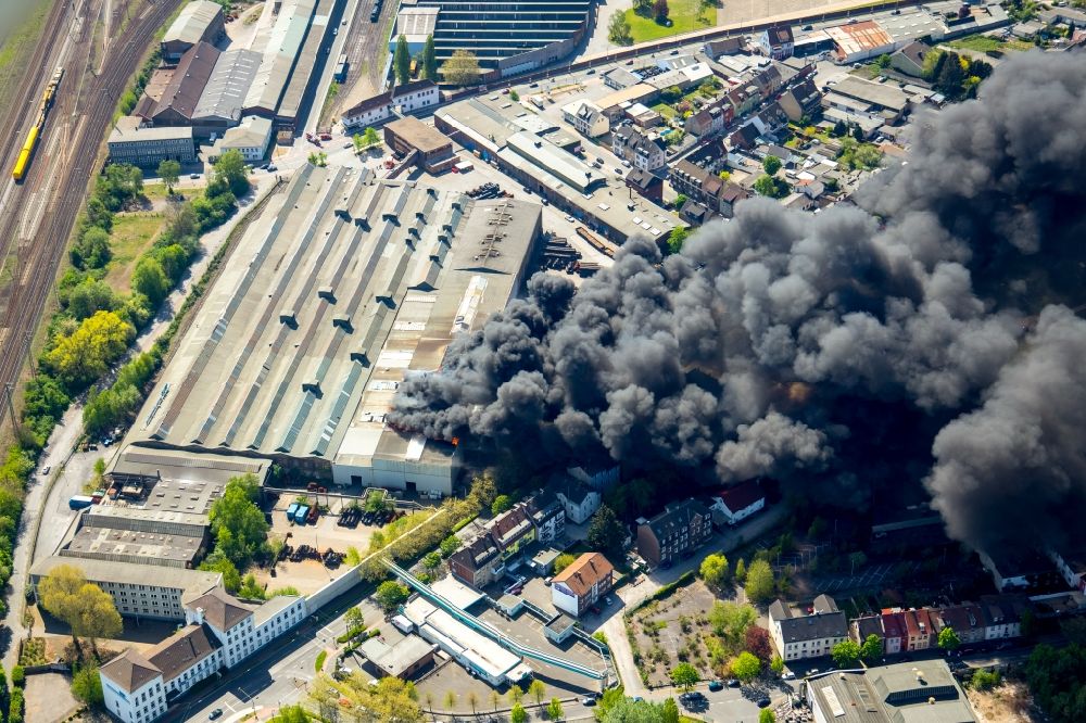 Hamm from the bird's eye view: Smoke clouds over the Fire Ruin the buildings and halls of the WDI - Westfaelische Drahtindustrie GmbH in Hamm in the state North Rhine-Westphalia, Germany