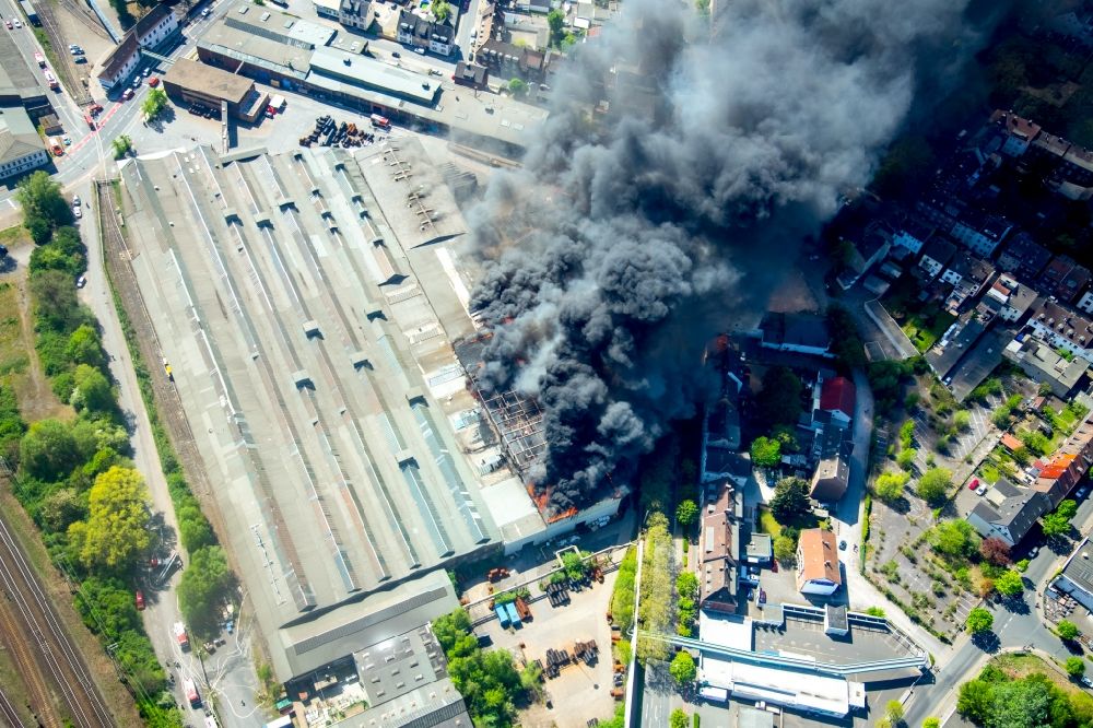 Aerial image Hamm - Smoke clouds over the Fire Ruin the buildings and halls of the WDI - Westfaelische Drahtindustrie GmbH in Hamm in the state North Rhine-Westphalia, Germany