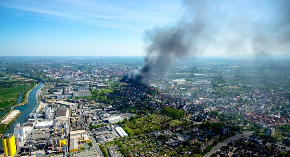 Aerial image Hamm - Smoke clouds over the Fire Ruin the buildings and halls of the WDI - Westfaelische Drahtindustrie GmbH in Hamm in the state North Rhine-Westphalia, Germany