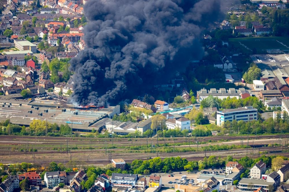 Hamm from above - Smoke clouds over the Fire Ruin the buildings and halls of the WDI - Westfaelische Drahtindustrie GmbH in Hamm in the state North Rhine-Westphalia, Germany
