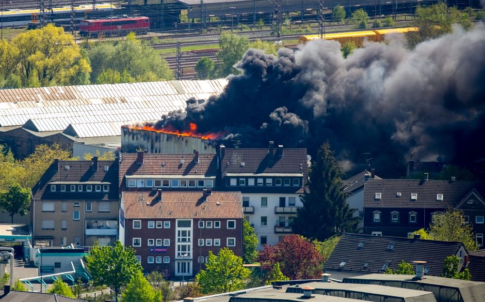 Hamm from above - Smoke clouds over the Fire Ruin the buildings and halls of the WDI - Westfaelische Drahtindustrie GmbH in Hamm in the state North Rhine-Westphalia, Germany