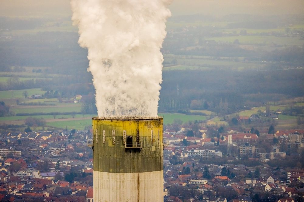 Bergkamen from above - Clouds of smoke on the horizon over the power plant of STEAG in Bergkamen in the state North Rhine-Westphalia, Germany