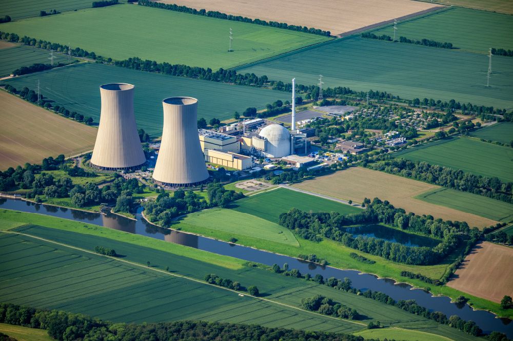 Grohnde from the bird's eye view: Reactor blocks, cooling tower structures and facilities of the nuclear power plant in Grohnde in the state of Lower Saxony, Germany