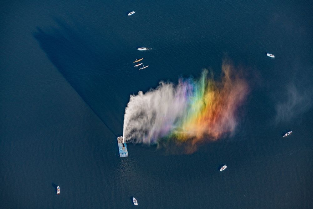 Hamburg from the bird's eye view: Colorful spectral colours of a rainbow in the water feature Fontaine Alsterfountaine on the Binnenalster in Hamburg