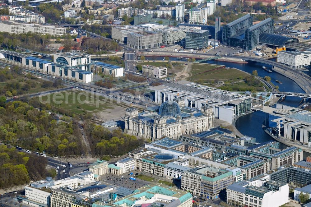 Aerial image Berlin - Administration and government area on building Reichstag in Berlin on the Spree sheets in Berlin - Mitte