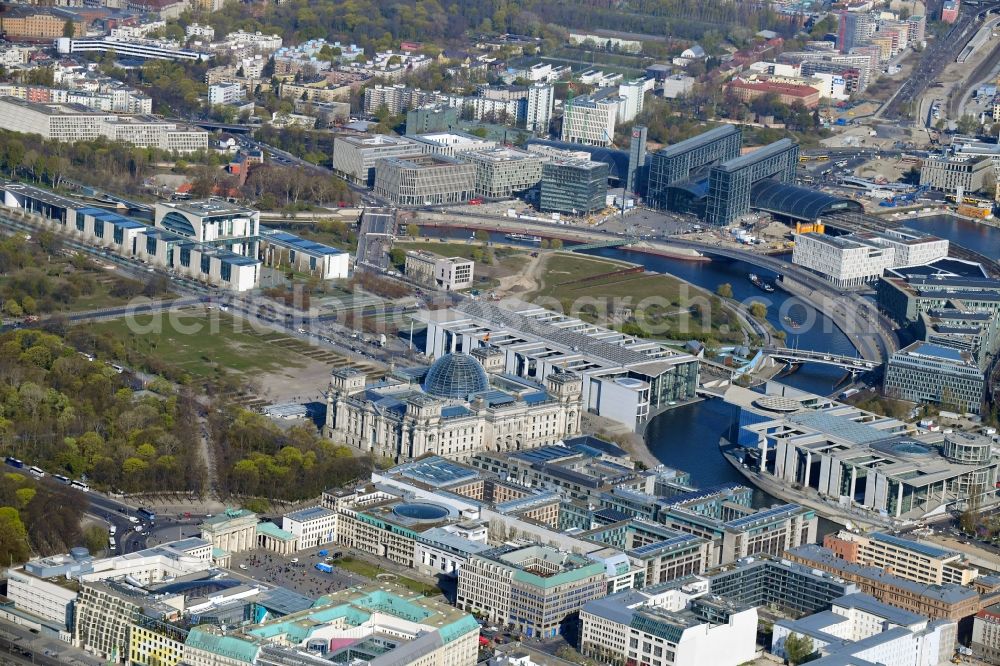 Aerial photograph Berlin - Administration and government area on building Reichstag in Berlin on the Spree sheets in Berlin - Mitte