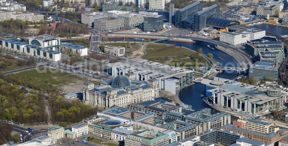 Berlin from above - Administration and government area on building Reichstag in Berlin on the Spree sheets in Berlin - Mitte