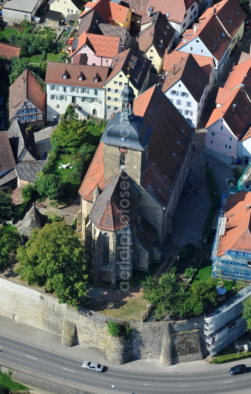 Aerial photograph Lauffen am Neckar - Die Regiswindiskirche an der Kiesstraße in Lauffen am Neckar in Baden-Württemberg. Das Bauwerk ist eine evangelische Pfarrkirche. The Regiswindiskirche at the street Kiesstrasse in Lauffen am Necker in Baden-Wuerttemberg.