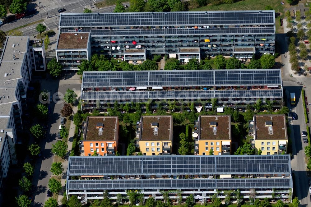 Aerial photograph München - Residential area of a??a??a row house settlement with solar roofs on the Centa-Herker-Bogen in Schwabing-West in Munich in the state Bavaria, Germany