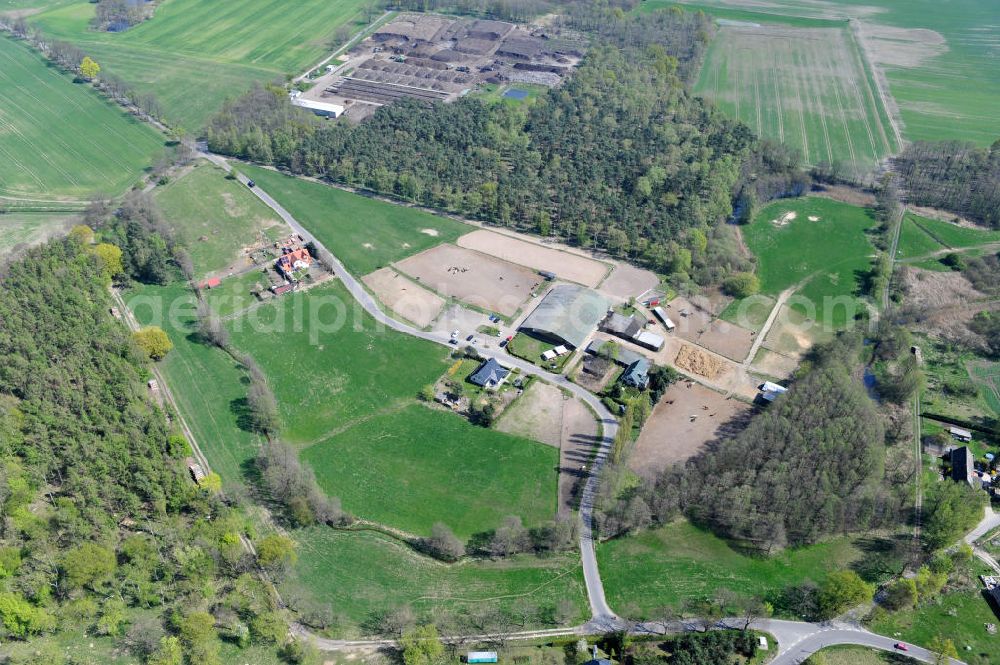Aerial image Mehrow - Blick auf das Gelände der Reitschule Am Walde in 16356 Mehrow. View of the grounds of the riding school in Mehrow.