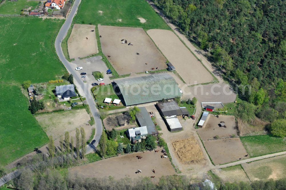 Aerial photograph Mehrow - Blick auf das Gelände der Reitschule Am Walde in 16356 Mehrow. View of the grounds of the riding school in Mehrow.