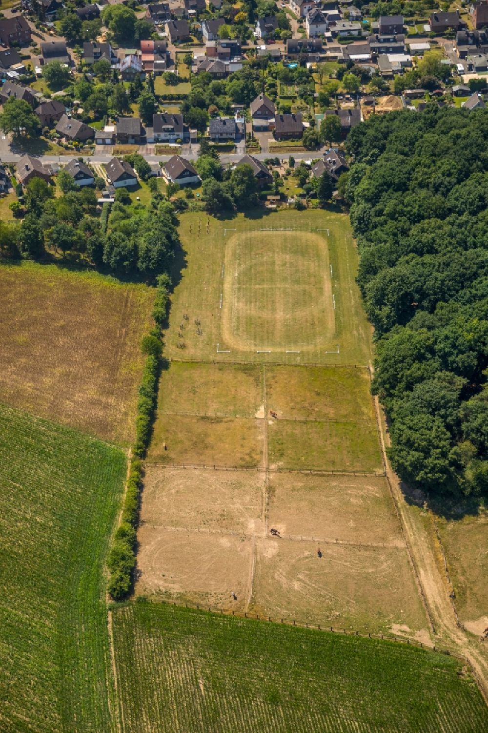 Aerial photograph Voerde (Niederrhein) - Equestrian training ground and tournament training gallery from Reiterverein Voerde e.V. in Voerde (Niederrhein) in the state North Rhine-Westphalia, Germany