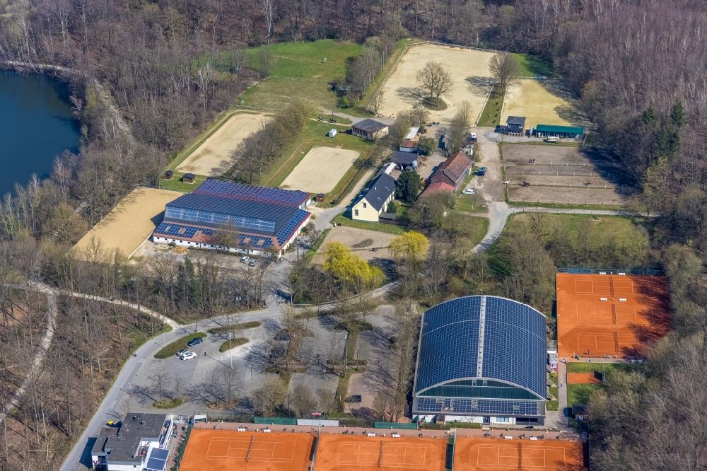 Aerial image Dinslaken - Building of stables Reit- and Fahrverein 1947 eV - Dinslaken Hiesfeld in Dinslaken at Ruhrgebiet in the state North Rhine-Westphalia, Germany